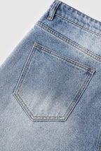 Jeans courts déchirés : La coupe droite urbaine
