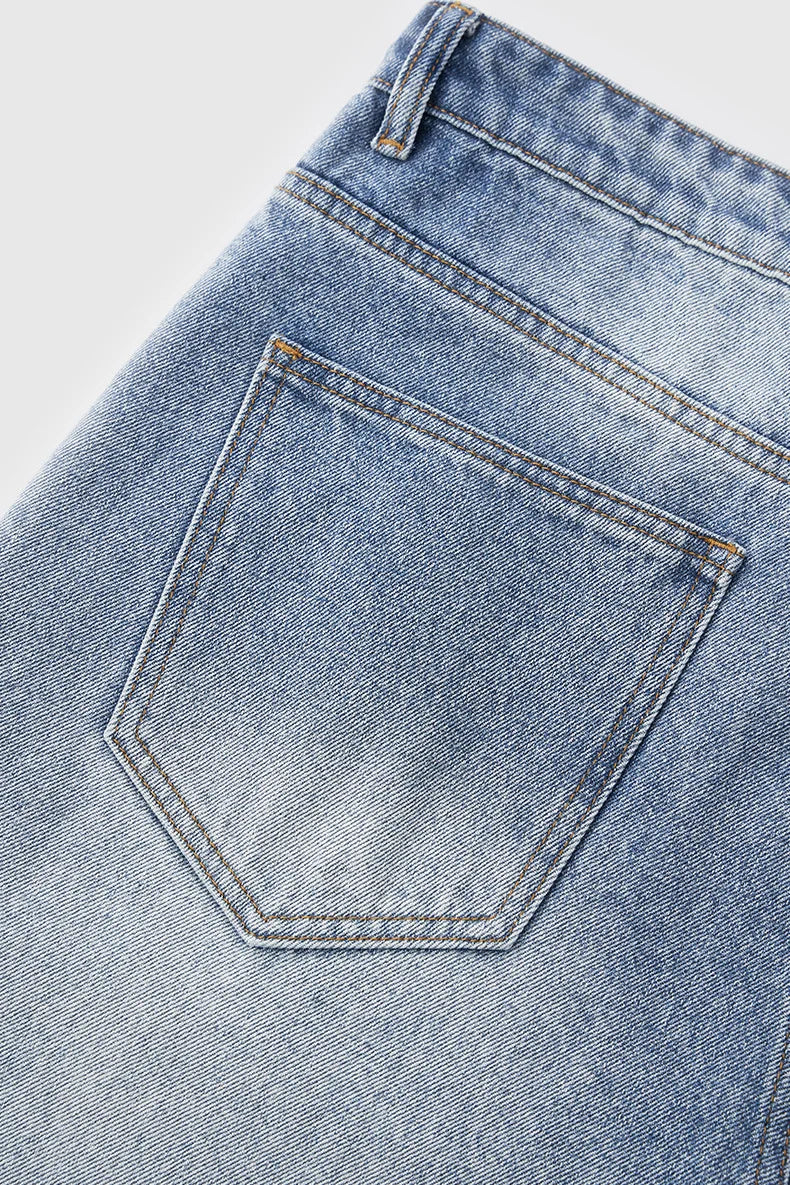 Jeans courts déchirés : La coupe droite urbaine