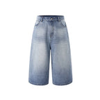 Jeans courts déchirés : La coupe droite urbaine