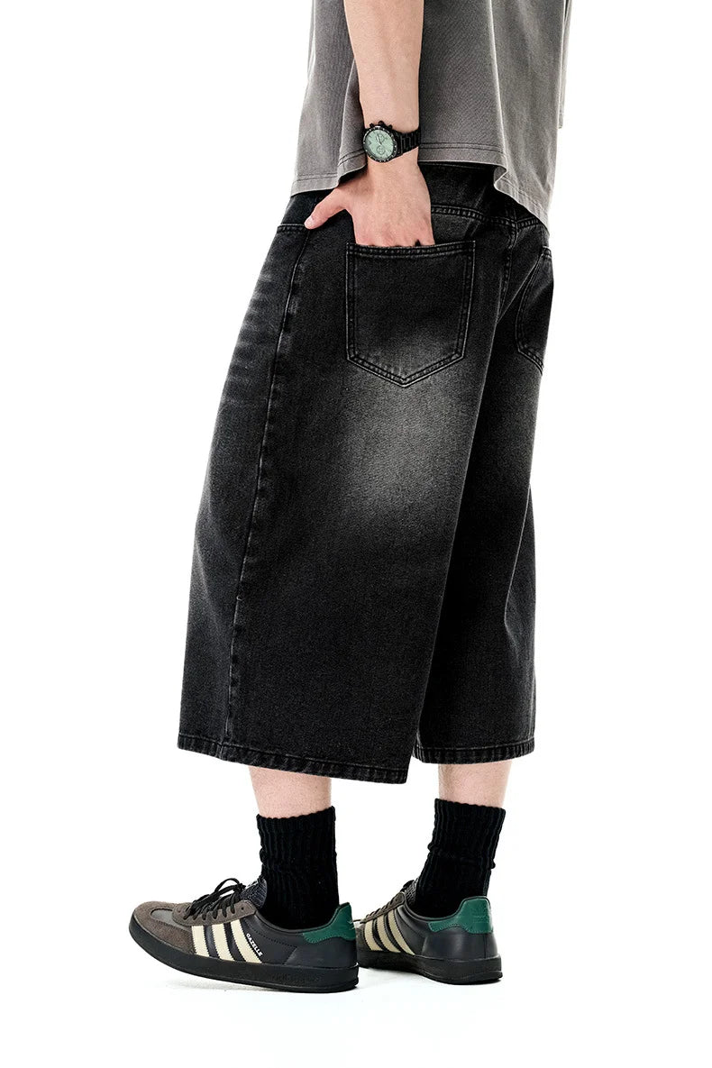 Jeans courts déchirés : La coupe droite urbaine