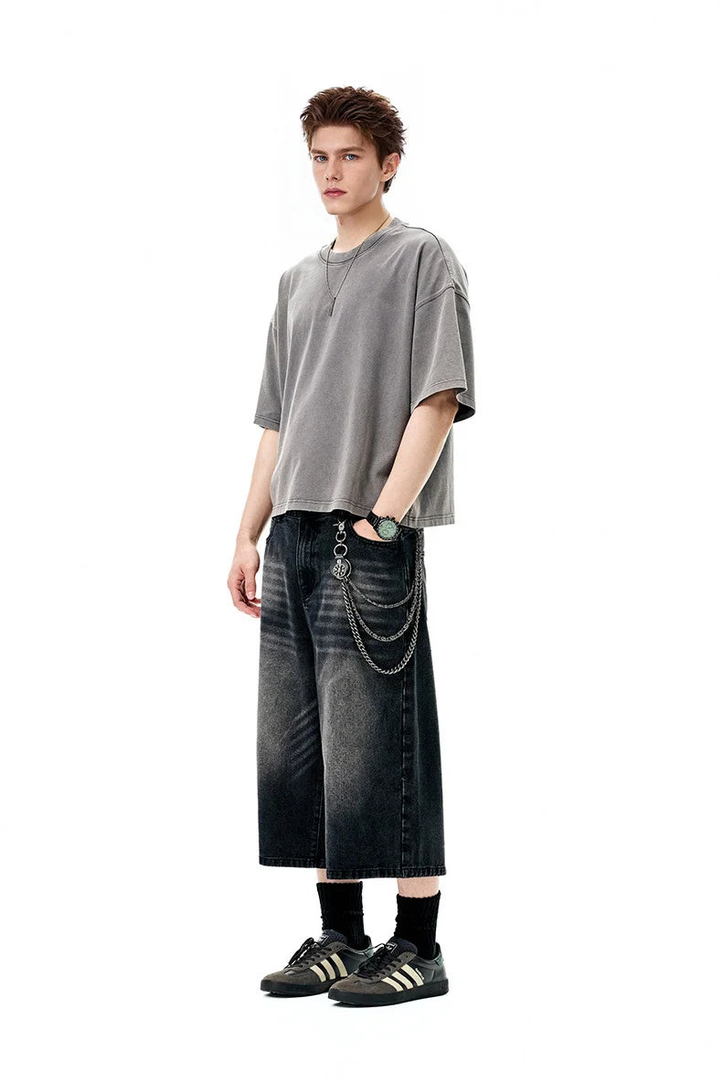 Jeans courts déchirés : La coupe droite urbaine