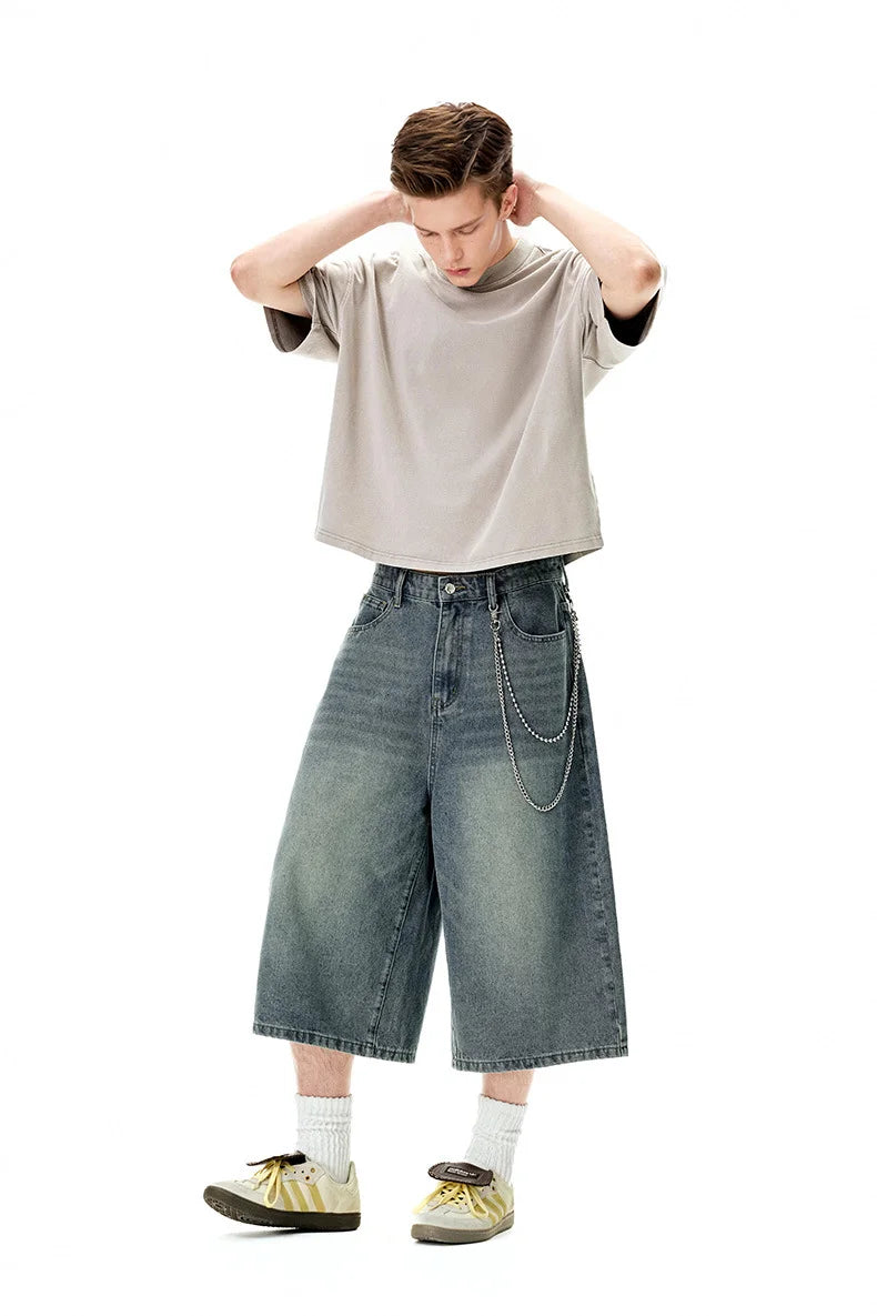 Jeans courts déchirés : La coupe droite urbaine