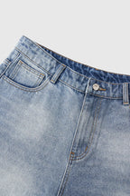 Jeans courts déchirés : La coupe droite urbaine