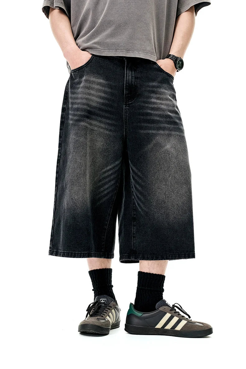 Jeans courts déchirés : La coupe droite urbaine