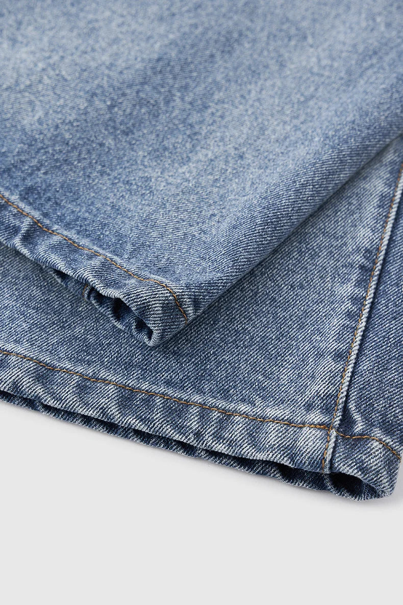 Jeans courts déchirés : La coupe droite urbaine