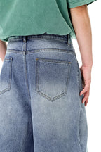 Jeans courts déchirés : La coupe droite urbaine