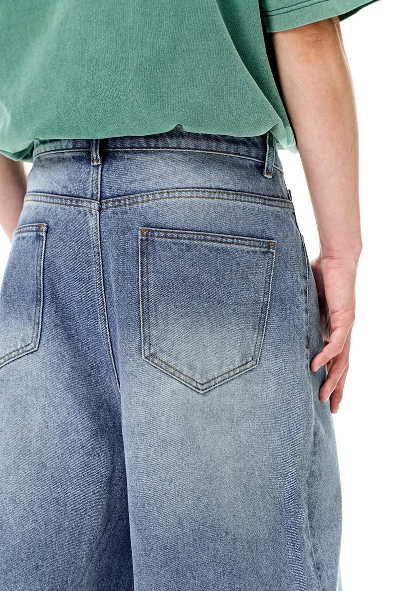 Jeans courts déchirés : La coupe droite urbaine