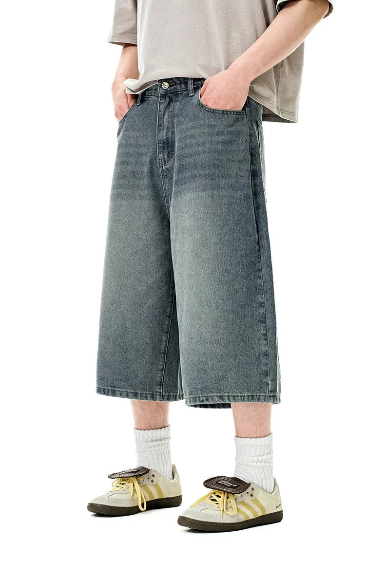 Jeans courts déchirés : La coupe droite urbaine