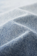 Jeans courts déchirés : La coupe droite urbaine