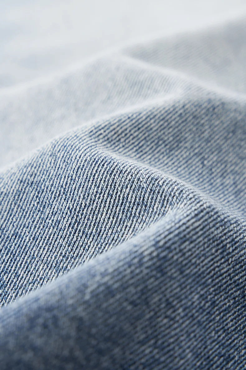 Jeans courts déchirés : La coupe droite urbaine