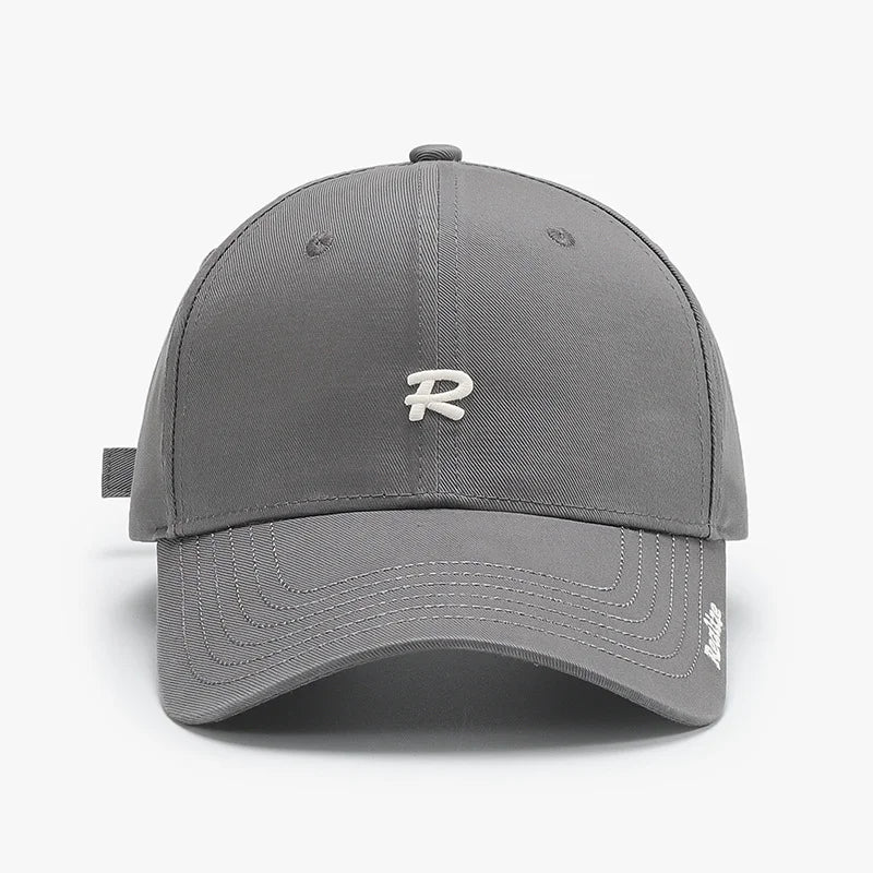 Casquette de baseball brodée du logo « Realize » R