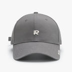 Casquette de baseball brodée du logo « Realize » R